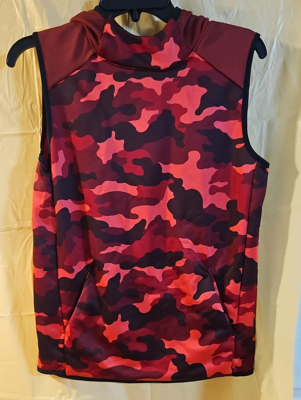OLD NAVY ACTIVE BOYS RED CAMO SLEEVELESS HOODIE: GREAT CONDITION: SIZE XL (12)